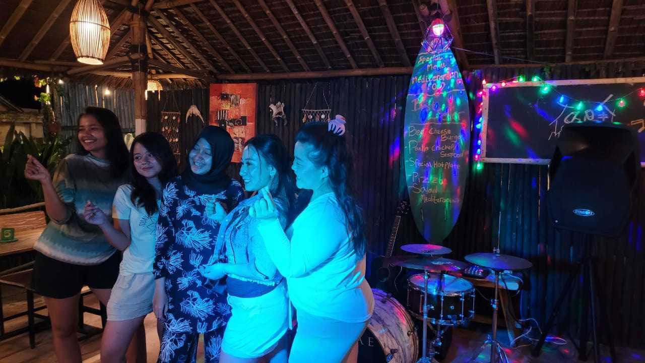 capnchris pool bar in karimunjawa